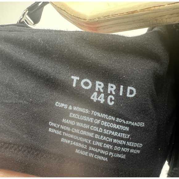 Torrid 44C Shaping Plunge Bra Black Smooth Underwired Adjustable - Picture 2 of 2